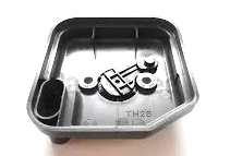 Uchwyt dmuchawy 125 BT Husqvarna w kolorze czarnym, wykonany z tworzywa sztucznego. Stojący, z widocznymi detalami mocowania i logo na dolnej krawędzi. Prosta geometria, z krawędziami pod kątem. Tło jednolite, niezakłócone.