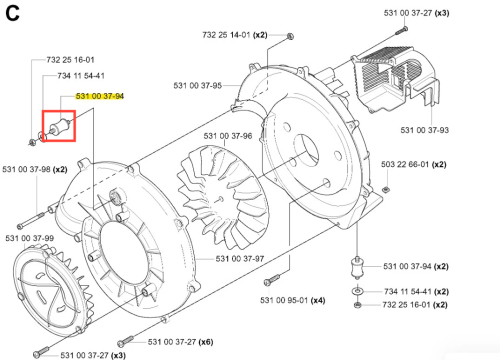 Amortyzator dmuchawy 125 BT Husqvarna, widoczny na rysunku, ma cylindryczny kształt z metalicznym wykończeniem. Umieszczony jest w pozycji poziomej, z widocznym gwintem oraz otworem montażowym. Otoczony przez inne elementy dmuchawy na schemacie.