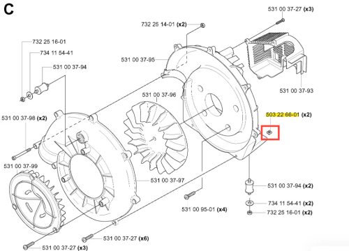 Nakrętka kwadratowa dmuchawy 125 BT Husqvarna w kolorze szarym, metalowa, o regularnym kształcie. Produkt ukazany w zbliżeniu, na białym tle, dołączona do większego zestawu elementów dmuchawy. Widoczne mocowanie do zastosowania w sprzęcie.