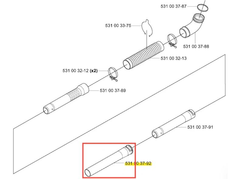 Rura dmuchawy 125 BT Husqvarna w formie prostokątnej, metalicznej, matowej, z delikatnymi wypustkami na końcach. Widok z boku, leżąca na płaskiej powierzchni. Jasne logo Husqvarna umieszczone na jednym z końców rury.
