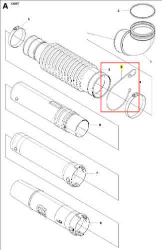 Zacisk dmuchawy 130BT Husqvarna, widoczny z góry, składający się z elastycznej rury z rowkami. Elementy metalowe i z tworzywa w kolorze czarnym i szarym. W zestawie odcinek mocujący i złączki. Na białym tle, bez dodatkowych akcesoriów.