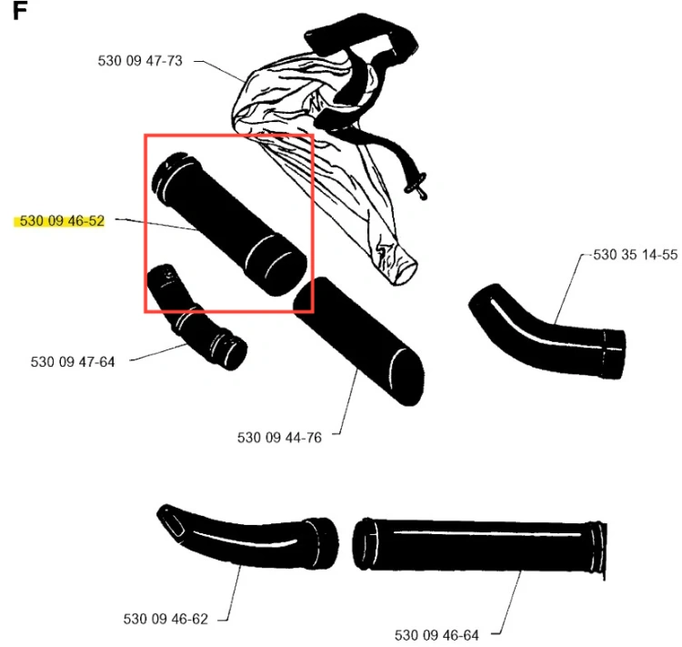 Rura dmuchawy 132BT Husqvarna w kolorze czarnym, o gładkiej powierzchni i cylindrycznym kształcie. Widoczne oznaczenia i numery części. Produkt leży płasko, w układzie z innymi rurami. Tło wypukłe, dobrze kontrastujące z produktami.
