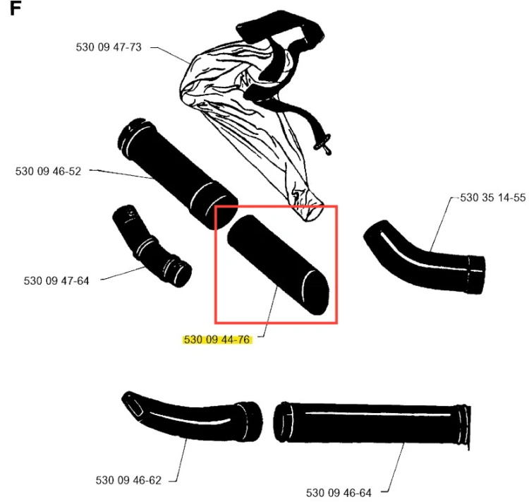 Rura dmuchawy 132BT Husqvarna, prostokątna, czarna, z gładką powierzchnią, leżąca płasko. Obok widoczne inne elementy systemu. Na rura są numer identyfikacyjny 530 09 44-76. Zdjęcie na jednolitym tle.