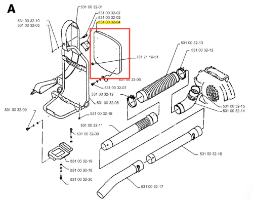 Element odległościowy dmuchawy 140B Husqvarna w kolorze przezroczystym, prostokątny, z zaokrąglonymi rogami. Widoczny z boku, z zamontowanymi mocowaniami. Tło białe, klarowne, co podkreśla detale produktu oraz jego kształt i funkcję.