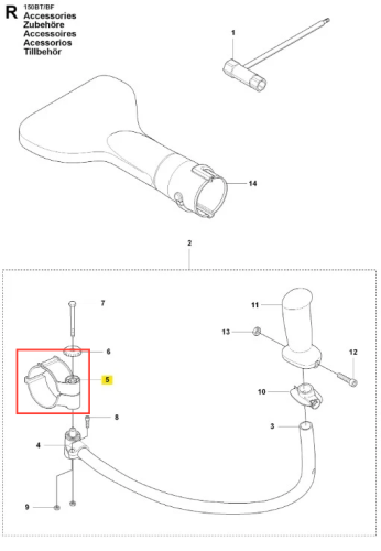 Uchwyt dmuchawy 150BF Husqvarna w kolorze czarnym, wykonany z tworzywa sztucznego. Złożony, z zamontowaną rączką, prezentowany z boku. Elementy mocujące i wtyk widoczne. Proste tło, skupia uwagę na szczegółach konstrukcji uchwytu.