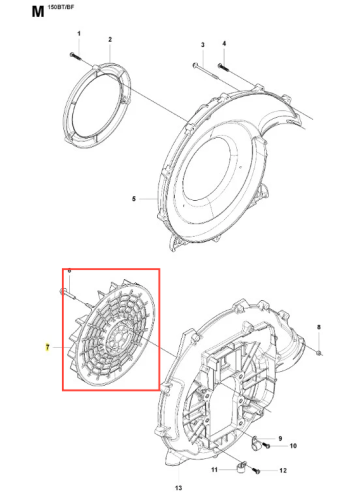 Boczna część wentylatora dmuchawy Husqvarna 150BF, czarna, gładka, z otworami i miejscami mocowań. Zaokrąglony zbiornik powietrza z widocznymi numerami identyfikacyjnymi.