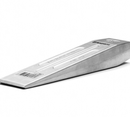 Klin aluminiowy HW 1000 w kolorze srebrnym, o wydłużonym, stożkowatym kształcie. Widok z boku, produkt leży na płaskiej powierzchni. Wytłoczone logo HUSQVARNA oraz widoczne oznaczenia i kod kreskowy. Matowa, metaliczna faktura.