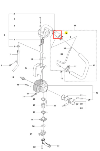 Zbliżenie na przewód dmuchawy 356BTx Husqvarna. Część metalowa w kolorze szarym z prostokątnym złączem na końcu. Ułożony poziomo, z jednostki napędowej w widoku technicznym. Widoczne szczegóły mocowania i elementy współpracujące.