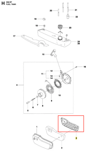 Siatka osłony dmuchawy do modelu Husqvarna 356BTx. Zawiera dwie główne części: główną powłokę oraz wlot powietrza, z boku lekko wypukłą, półprzezroczystą powierzchnię z siatką. Element w kolorze czarnym, pod kątem, na białym tle.