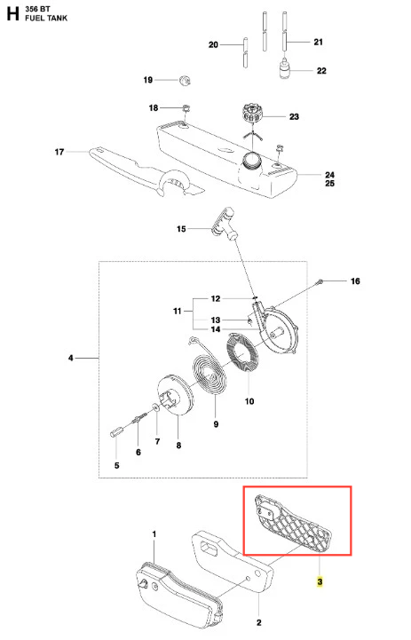 Siatka osłony dmuchawy do modelu Husqvarna 356BTx. Zawiera dwie główne części: główną powłokę oraz wlot powietrza, z boku lekko wypukłą, półprzezroczystą powierzchnię z siatką. Element w kolorze czarnym, pod kątem, na białym tle.