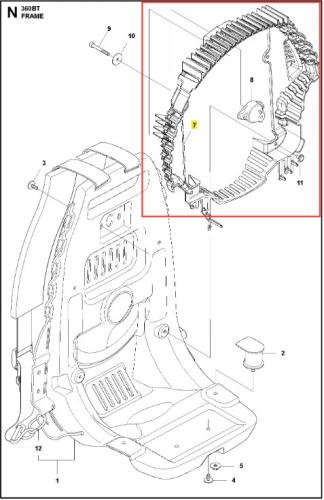 Siatka dmuchawy Husqvarna 360BT, okrągła, widoczna w zbliżeniu, wykonana z tworzywa sztucznego. Wzór przypominający ząbkowane krawędzie. Element zamontowany na stelażu, wyraźnie widoczne mocowania. Tło białe, proste.