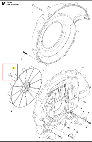 Śruba dmuchawy 360BT Husqvarna, metalowa, biała, z gwintem. Widoczna z boku na schemacie, z charakterystycznym kształtem i otworami. Element montażowy używany do mocowania części dmuchawy. Przedstawiona na tle obudowy dmuchawy w stylu technicznym.