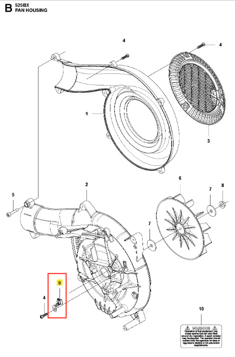 Zacisk dmuchawy 525BX Husqvarna, z detalem na mocowaniu, o metalowej konstrukcji, przedstawiony z boku. Widoczna okrągła część z siatkowym wlotem powietrza oraz duże wycięcie, eksponujące wewnętrzne elementy. Tło proste, białe.