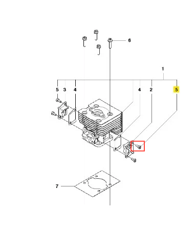 Śruba dmuchawy 530BT Husqvarna, metalowa, w kolorze srebrnym, widoczna z boku w ujęciu z góry. Zestaw części zamiennych przedstawiający również inne elementy silnika. Niewielkie wymiary, przystosowana do montażu, otoczona innymi częściami.
