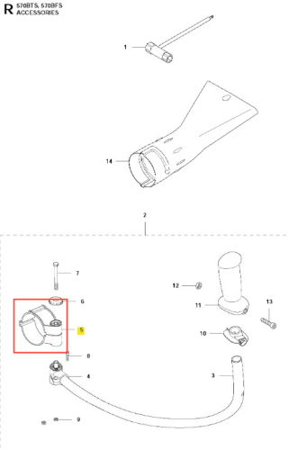 Uchwyt obsady dmuchawy 570BFS Husqvarna w kolorze szarym, wykonany z tworzywa sztucznego. Przedmiot widoczny z boku, w detalach, z wyraźnym miejscem na mocowanie. Składa się z dwóch części, z widocznymi otworami do śrub. Tło białe, proste.