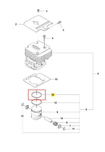 Pierścień dmuchawy 578BTF Husqvarna, okrągły element z metalowym odcieniem, z widocznymi oznaczeniami i otworem w centrum. Ujęcie z boku na tle schematu, ułatwiającym zrozumienie układu montażowego. Widoczne zamocowania oraz elementy mechanizmu.