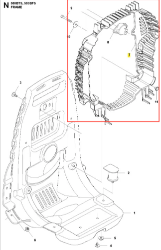 Siatka dmuchawy Husqvarna 580BFS o okrągłym kształcie, wykonana z wytrzymałego materiału. Widoczna struktura siatki z otworami dla efektywnej wentylacji. Produkt leży w pozycji poziomej, z detalami mocowania u dołu, na jednolitym tle.