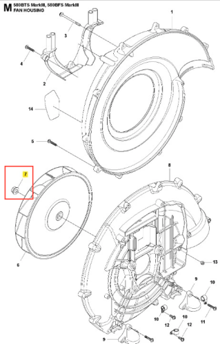 Nakrętka dmuchawy 580BFS Husqvarna, metalowa, okrągła, z widocznym gwintem. Ujęcie frontalne, pokazujące położenie na obudowie dmuchawy. Na tle technicznych detali urządzenia, metaliczna powierzchnia błyszcząca.