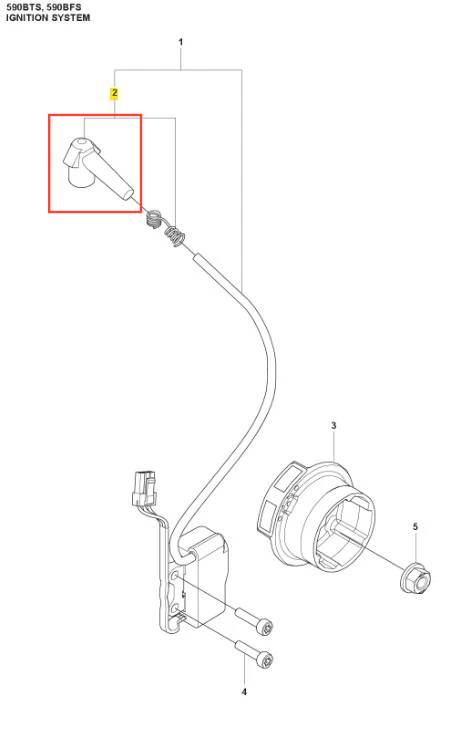 Fajka świecy dmuchawy 590BFS Husqvarna w ujęciu z bliska, wykonana z tworzywa sztucznego, z elastycznym przewodem. Widoczny otwór na świecę oraz mocowanie. Element w kolorze czarnym, umieszczony na schemacie systemu zapłonowego.