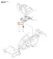 Podkładka zabezpieczająca ridera R 111B Husqvarna przedstawiona z boku, widoczna w kontekście montażu siedzenia. Element wykonany z metalu, w formie prostokątnego kawałka z oznaczeniem, wyraźnie widoczne otwory montażowe.