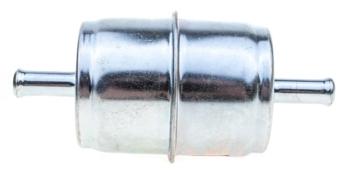 Filtr paliwa do silników z pompą Briggs&Stratton o cylindrycznym kształcie, metalicznej obudowie. Widoczny z boku, z dwoma wlotami po obu stronach. Powierzchnia matowa z delikatnymi oznakami użytkowania. Idealny do zastosowań w silnikach.