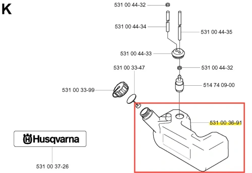Biały, prostokątny zbiornik dmuchawy 155 BT Husqvarna z mocowaniem i gwintowanym wlotem z przykrywką. Na froncie etykieta z logo Husqvarna. Szczegóły i elementy widoczne z bliska.