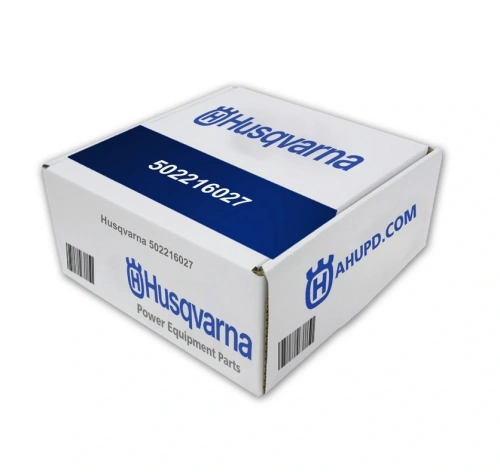 Pakiet akcesoriów Husqvarna w białym kartonie z niebieskimi napisami. Widoczna etykieta z numerem 502216027 oraz logo Husqvarna. Opakowanie stoi, ukazując standardową konstrukcję pudełka z zamkniętym wiekiem. Tło jednolite.