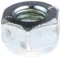 Nakrętka ridera R 111B Husqvarna, metalowa, w kolorze srebrnym. Widoczna od góry, z gwintem wewnętrznym, lekko matowa, w kształcie sześciokąta. Element montażowy, o solidnej konstrukcji, do zastosowań w sprzęcie ogrodowym.