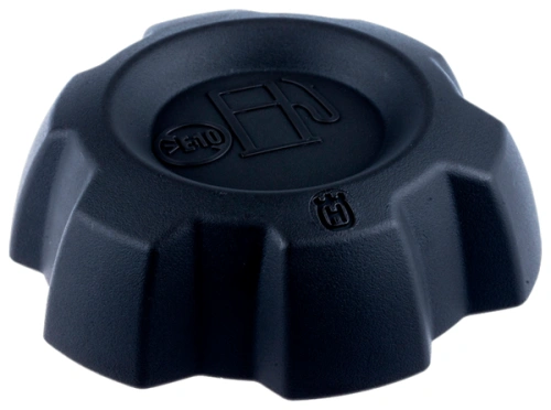 Zakrętka paliwa Ridera R 112C Husqvarna w kolorze czarnym, z wyraźnym logo i napisem przedstawiającym symbol paliwa. Ujęcie z góry, produkt leży płasko. Trwała, plastikowa konstrukcja z wyprofilowanymi krawędziami ułatwiającymi uchwyt.