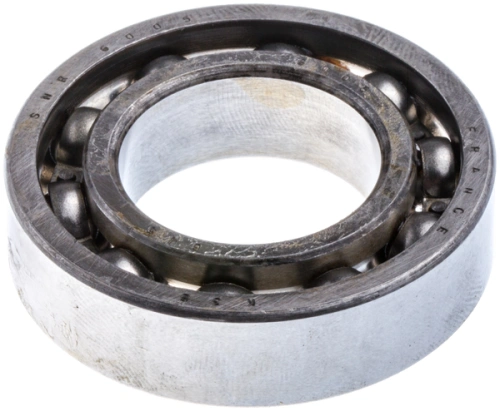 Łożysko kulkowe R200iX Husqvarna, metalowe, z widocznymi kulkami, spłaszczoną obwodową krawędzią oraz otworem w centralnej części. Ujęcie z boku, na jednolitym tle, podkreślające jego okrągły kształt oraz detale struktur.