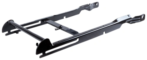 Rama osprzętu ridera R213C Husqvarna w kolorze czarnym, wykonana z metalu. Ujęcie z boku, ukazuje kształt i mocowania. Produkt leżący, z widocznymi elementami mocującymi oraz wyprofilowanymi końcami. Tło jednolite, co podkreśla szczegóły.