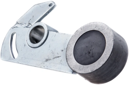 Napinacz pasa R213C Husqvarna z metalową konstrukcją i okrągłym czarnym elementem z gumowego materiału. Produkt widoczny z boku, z otwartym uchwytem, gotowy do montażu. Tło proste, co uwydatnia detale oraz skrzydełko mocujące.