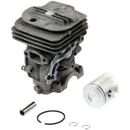 Cylinder kompletny pilarki 135 Mark II, 130, w kolorze szarym, z widocznymi żeberkami chłodzącymi. W zestawie znajduje się tłok i pierścień. Produkt leży na białym tle, ukazując szczegóły mocowania oraz mechanizmu.