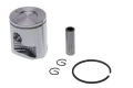 Tłok kompletny do pilarki Husqvarna 135 Mark II, srebrny metaliczny. Zestaw: tłok, pierścienie, cylinder i mocowanie, prezentowany z przodu na neutralnym tle dla wyraźnych detali.