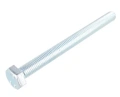 Śruba ridera R 112C Husqvarna, metalowa, ze srebrnym, błyszczącym wykończeniem. Prostokątny łeb, gwintowana część o długości około 10 cm. Ujęcie frontalne, leżąca na białym tle, bez dodatkowych elementów. Widoczne wzory na łbie.