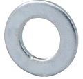 Podkładka metalowa, okrągła, o średnicy wewnętrznej 1 cm, zewnętrznej 5 cm, wykonana ze stali, w kolorze srebrnym. Produkt leży na płaskiej powierzchni, z wyraźnie widoczną fakturą i gładką powierzchnią.