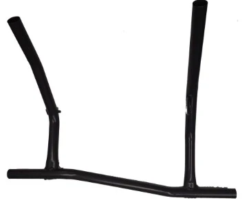 Rama osprzętu ridera R 111B Husqvarna w kolorze czarnym, z dwiema uniesionymi rurami, widoczna z boku. Produkt leży płasko, prezentując gładką, matową powierzchnię oraz przemyślaną konstrukcję do montażu.