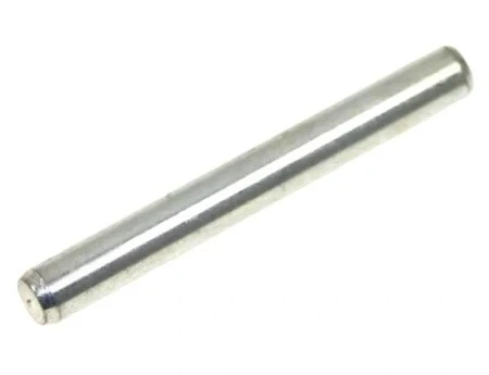 Trzonek ridera R 112C Husqvarna, metalowy, cylindryczny, o gładkiej, błyszczącej powierzchni. Widoczny z boku, leżący na jasnym tle. Odpowiedni jako element montażowy do sprzętu ogrodniczego.