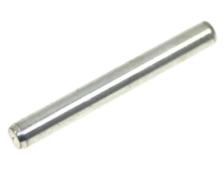 Trzonek ridera R 112C Husqvarna, metalowy, cylindryczny, o gładkiej, błyszczącej powierzchni. Widoczny z boku, leżący na jasnym tle. Odpowiedni jako element montażowy do sprzętu ogrodniczego.