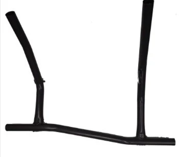 Rama osprzętu ridera R115B Husqvarna w kolorze czarnym, zaprezentowana w poziomej pozycji. Stworzona z metalowego materiału, bez widocznych zdobień. Widoczne mocowania i kształt przystosowany do systemu montażowego. Na jednolitym tle.