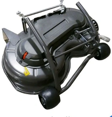 Urządzenie tnące Husqvarna R 111B w kolorze szarym, stojące na czarnych kółkach. Z boku widoczna metalowa rączka do manewrowania. Kąt ujęcia z góry, ukazujący detale konstrukcji oraz widoczne oznaczenia na obudowie.