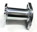 Kolektor ridera R 112C Husqvarna, metalowy, błyszczący element o cylindrycznym kształcie z dwoma mocowaniami. Widok z boku, ukazujący gładką powierzchnię i wyraźne otwory na łączniki. Na jednolitym tle, bez dodatkowych akcesoriów.