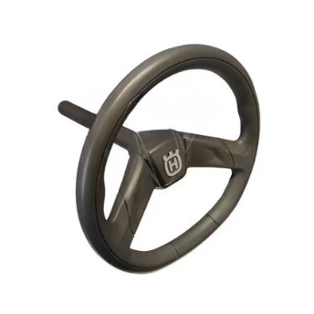 Czarne, okrągłe kierownice ridera R 112C Husqvarna, widok z boku z logo u góry. Widoczne mocowania i prosty, funkcjonalny uchwyt.