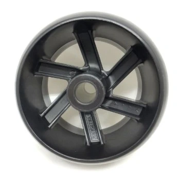 Czarna nakrętka ridera R112iC Husqvarna, wykonana z tworzywa sztucznego, o okrągłym kształcie z sześcioma wzmocnionymi żebrami. Widok frontalny, dobrze widoczny otwór montażowy w centrum. Prosta, jednolita tekstura, bez dodatkowych zdobień.