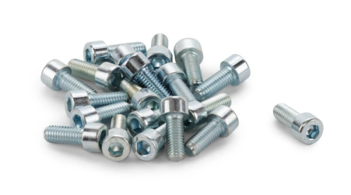 Śruba ridera R214T Husqvarna, metaliczna, gładka, sześciokątny łeb, luźno ułożone na białym tle. Zestaw kilkunastu śrub o różnych długościach do mocowania w pojazdach i maszynach ogrodniczych.
