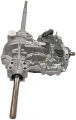 Przekładnia ridera R216AWD Husqvarna w kolorze srebrnym, widoczna z boku. Produkt ma metaliczne wykończenie, z elementami mocującymi i dźwigniami. Długa oś montażowa po lewej stronie. Elementy konstrukcyjne dobrze widoczne na prostym tle.