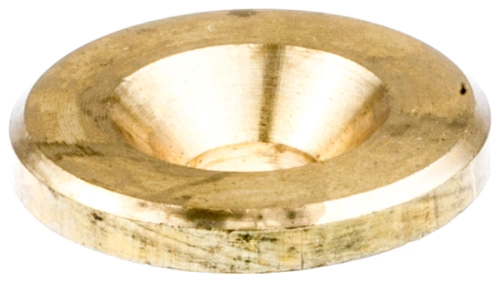 Metalowa, złota podkładka o okrągłym kształcie z wgłębieniem na środku, z widocznymi śladami obróbki. Leży na jasnym tle, płasko. Idealna do motoryzacji i montażu.