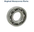 Łożysko kulkowe pilarki 556/550XP Husqvarna w kolorze srebrnym, o okrągłym kształcie. Zobaczony z boku, z widocznym otworem w centrum oraz kulkami w metalowej obudowie. Na tle białym, podkreślające detale konstrukcji.