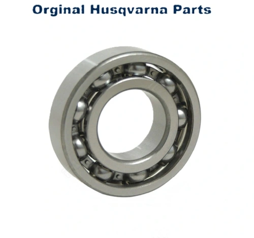 Łożysko kulkowe pilarki 556/550XP Husqvarna w kolorze srebrnym, o okrągłym kształcie. Zobaczony z boku, z widocznym otworem w centrum oraz kulkami w metalowej obudowie. Na tle białym, podkreślające detale konstrukcji.