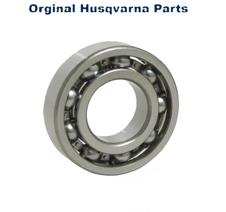 Łożysko kulkowe pilarki 556/550XP Husqvarna w kolorze srebrnym, o okrągłym kształcie. Zobaczony z boku, z widocznym otworem w centrum oraz kulkami w metalowej obudowie. Na tle białym, podkreślające detale konstrukcji.